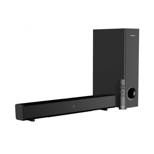 Schwarze Soundbar mit zugehörigem Subwoofer und Fernbedienung vor weißem Hintergrund