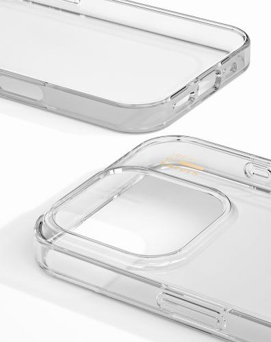 Nahaufnahme einer durchsichtigen Handyhülle mit präzisen Aussparungen für Bedienelemente und Kamera