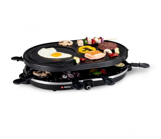 Ein Raclette-Grill mit einer Grillplatte, bestückt mit einem Spiegelei, Gemüse und Fleisch, darunter Pfännchen mit weiteren Zutaten