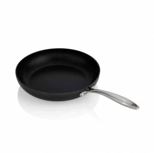 Schwarze Antihaft-Pfanne mit silbernem Edelstahlgriff auf weißem Hintergrund