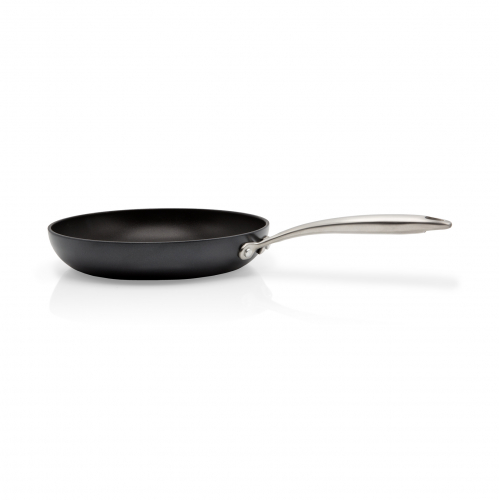 Schwarze Bratpfanne aus Aluminium mit Edelstahlgriff auf weißem Hintergrund