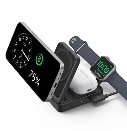 Multifunktionale Ladestation mit Smartphone, kabellosen Kopfhörern und Smartwatch