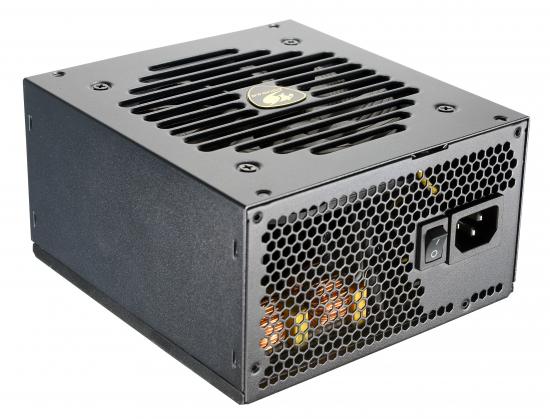Schwarzes PC-Netzteil mit Lüfter und Netzanschluss