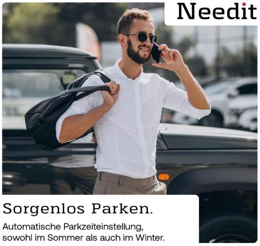 Mann mit Handy vor Auto - Sorgenlos Parken Mann mit Sonnenbrille telefoniert neben einem Auto und trägt eine Tasche - Sorgenlos Parken mit automatischer Parkzeiteinstellung