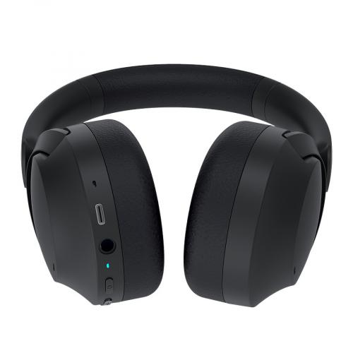 Schwarze kabellose Over-Ear Kopfhörer, Rückansicht mit Bedienelementen