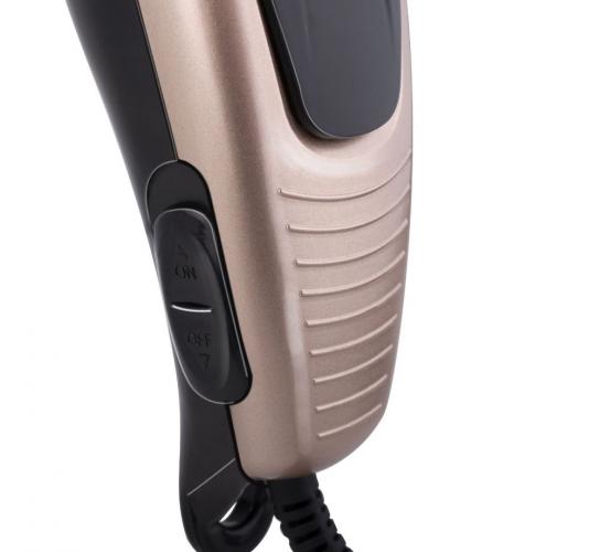 Nahaufnahme eines stilvollen Haartrockners mit ergonomischem Design und Bedienelementen