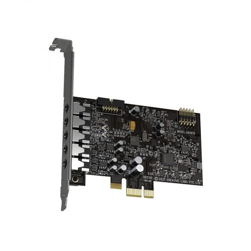 Interne PCIe-Soundkarte mit mehreren Audioanschlüssen Eine schwarze interne PCIe-Soundkarte mit verschiedenen Audioausgängen und Steckverbindungen, für den Einbau in einen Desktop-Computer geeignet.