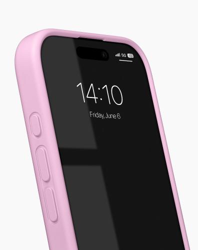 Smartphone in lila Hülle mit Uhrzeitanzeige 14:10, Datum Freitag, 6. Juni