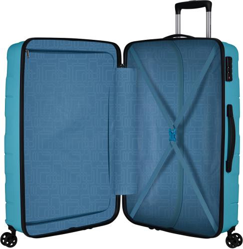 Großer blauer Hartschalenkoffer mit geöffnetem Innenfach Offener blauer Koffer mit Rollen und verstellbarem Griff, zeigt Innenfächer