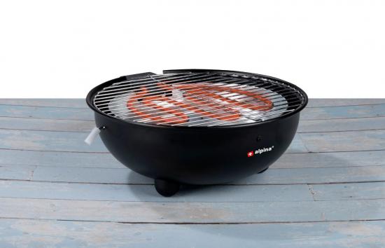 Schwarzer, runder Elektrogrill auf Holzboden, ideal für Outdoor-Cooking auf Terrasse oder Balkon