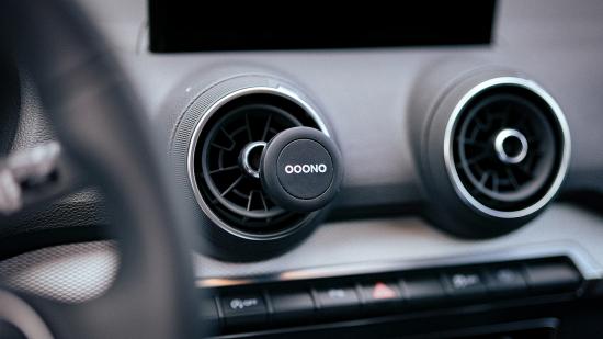 Ooono Verkehrsalarm an Autoschaltfläche montiert Ooono Verkehrsalarm installiert in einer Auto-Klimaanlage