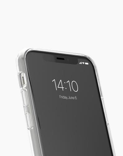 Nahaufnahme eines Smartphones mit transparenter Schutzhülle