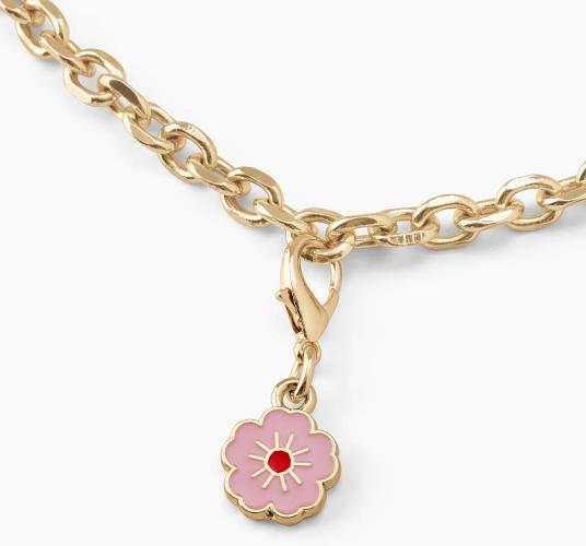 Nahaufnahme einer vergoldeten Halskette mit einem blumenförmigen Anhänger in Rosa und Rot
