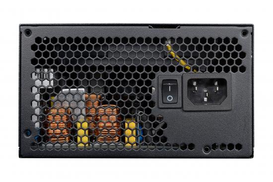 Rückseite eines PC-Netzteils mit Schalter und Anschluss, umgeben von Lüftungsgitter