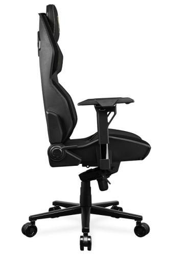 Seitansicht eines ergonomischen schwarzen Gaming-Stuhls mit verstellbaren Armlehnen und Rollen