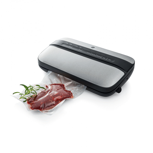 Ein silbernes Vakuumiergerät, das ein Stück Fleisch mit Kräutern in einem vakuumversiegelten Beutel zeigt.