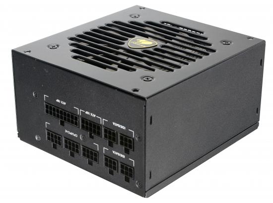 Schwarzes modulares PC-Netzteil mit verschiedenen Stromanschlüssen und Lüftungsgitter