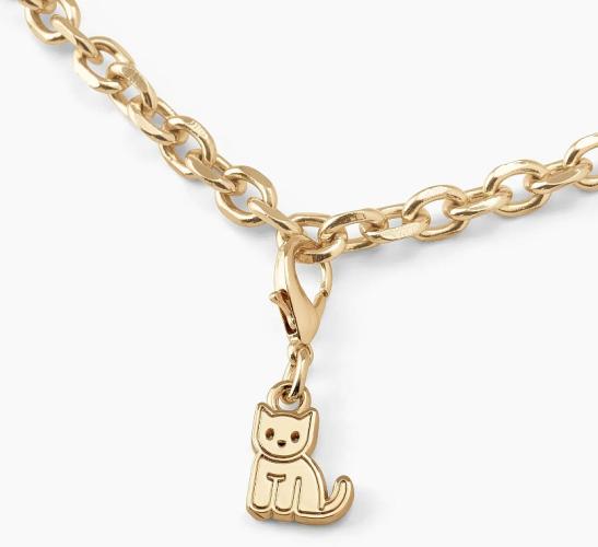 Ein vergoldetes Armband mit einem kleinen Katzenanhänger