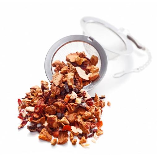 Nahaufnahme einer Früchtetee-Mischung mit offenem Teesieb