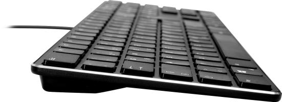 Seitliche Ansicht einer flachen kabelgebundenen Tastatur mit schlankem Design