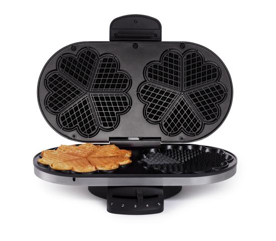 Offenes Doppel-Waffeleisen mit herzförmigen Waffelformen und fertigen Waffeln auf der unteren Platte