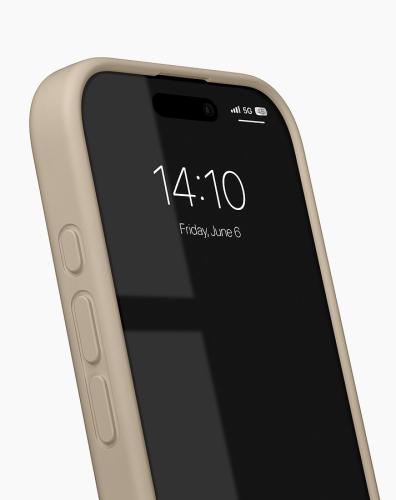 Nahaufnahme eines modernen Smartphones mit braunem Schutzcase und seitlichen Tasten, Uhrzeit 14:10 auf dem Display