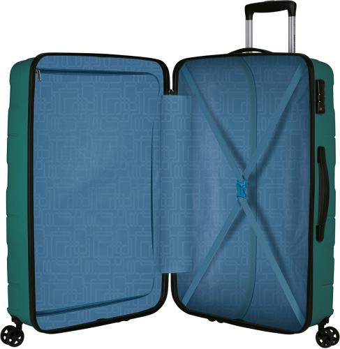 Geöffneter Reise-Trolley mit geräumigem Innenfach und Kreuzspanngurten Offener Koffer mit blauen Innenfächern und Rollen