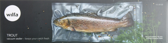 Ein vakuumverpackter Fisch mit einem Wilfa-Logo, präsentiert in einem schwarz-weißen Design.