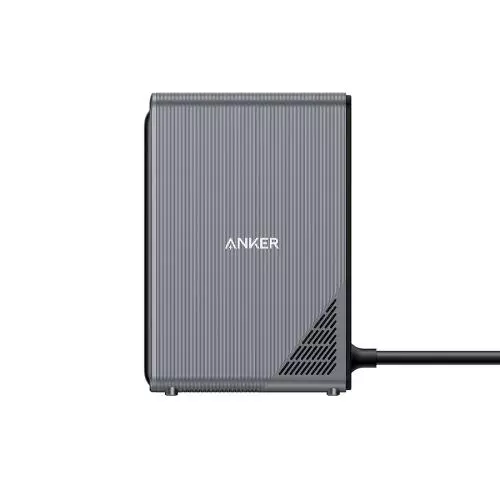 Ein graues Anker Ladegerät mit einem angeschlossenen USB-Kabel