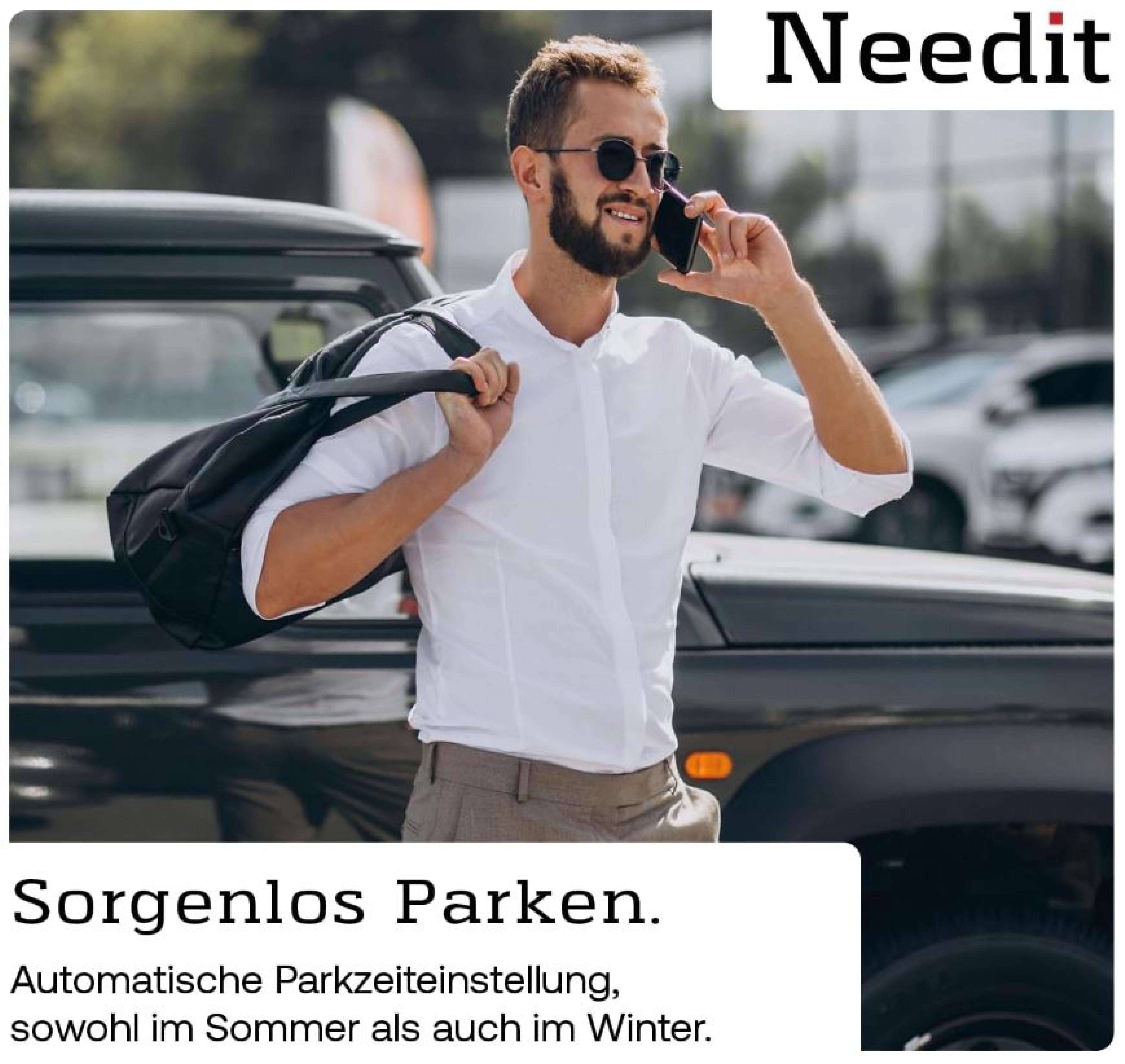 Mann mit Sonnenbrille telefoniert neben einem Auto und trägt eine Tasche - Sorgenlos Parken mit automatischer Parkzeiteinstellung