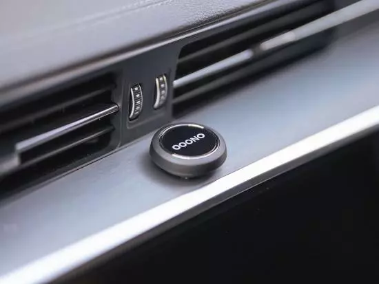 Kleines rundes Verkehrsalarmgerät auf der Lüftung eines Autos platziert
