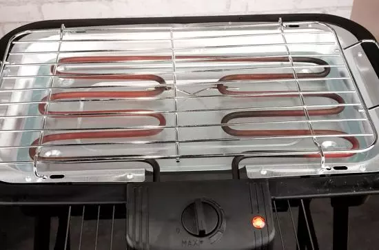 Nahaufnahme eines elektrischen Tischgrills mit Heizelementen und Grillrost