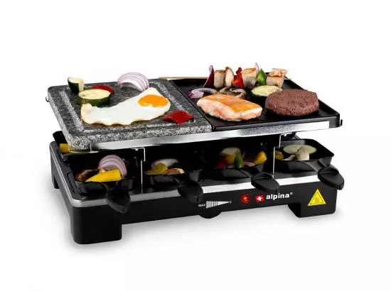 Alpina Raclette-Grill mit zwei Grillplatten, auf denen ein Spiegelei, Gemüse, Lachs und Fleisch zubereitet werden, ideal für geselliges Essen