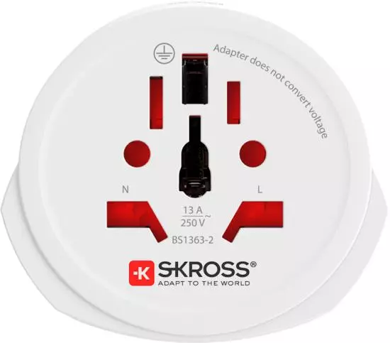 Nahaufnahme eines weißen SKROSS Reisesteckeradapters mit Beschriftung 13A 250V und BS1363-2.