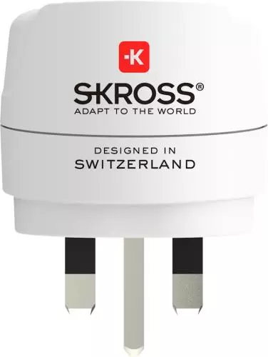 Nahaufnahme eines weißen Reiseadapters von Skross, designed in der Schweiz, mit drei Steckerstiften