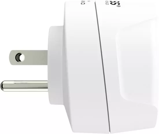Seitenansicht eines weißen Steckdosenadapters