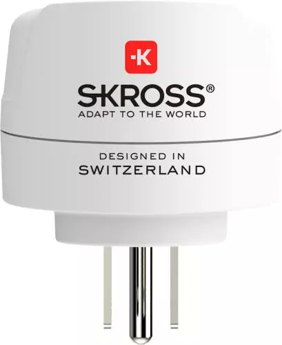 Weißer SKROSS Reisestecker mit Aufschrift 'Designed in Switzerland' auf der Vorderseite