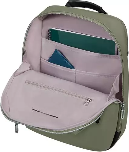 Offener grüner Rucksack mit mehreren Innenfächern und Notizbuch