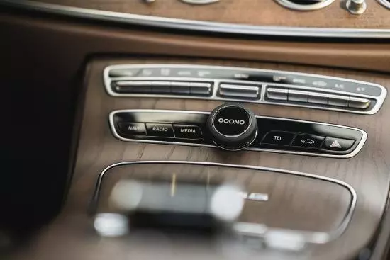 Nahaufnahme einer Auto-Mittelkonsole mit Knöpfen für Navigation, Radio, Media und Telefon