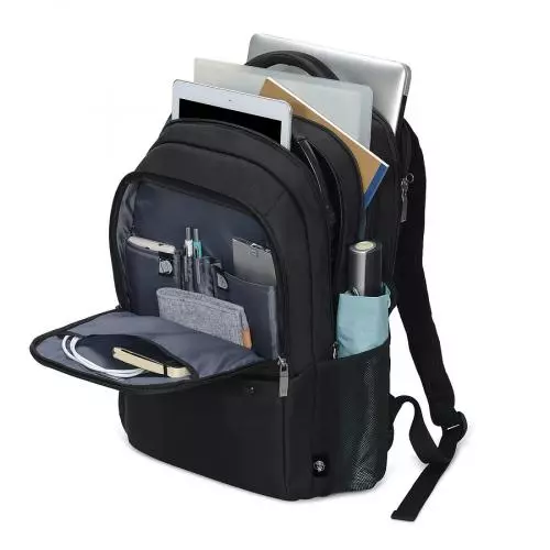 Offener schwarzer Rucksack mit Laptop, Tablet, Notizbuch und Stiften in verschiedenen Fächern