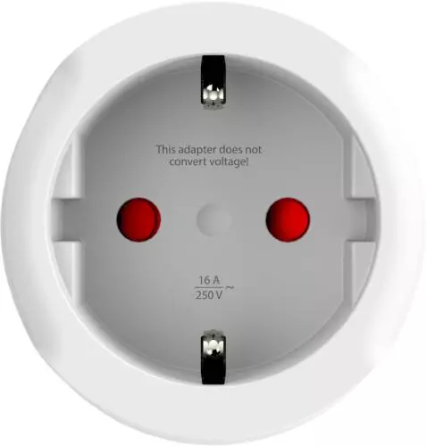 Nahaufnahme eines weißen Reisestecker-Adapters für europäische Steckdosen, mit der Aufschrift 'This adapter does not convert voltage'. Geeignet für 16 Ampere und 250 Volt.