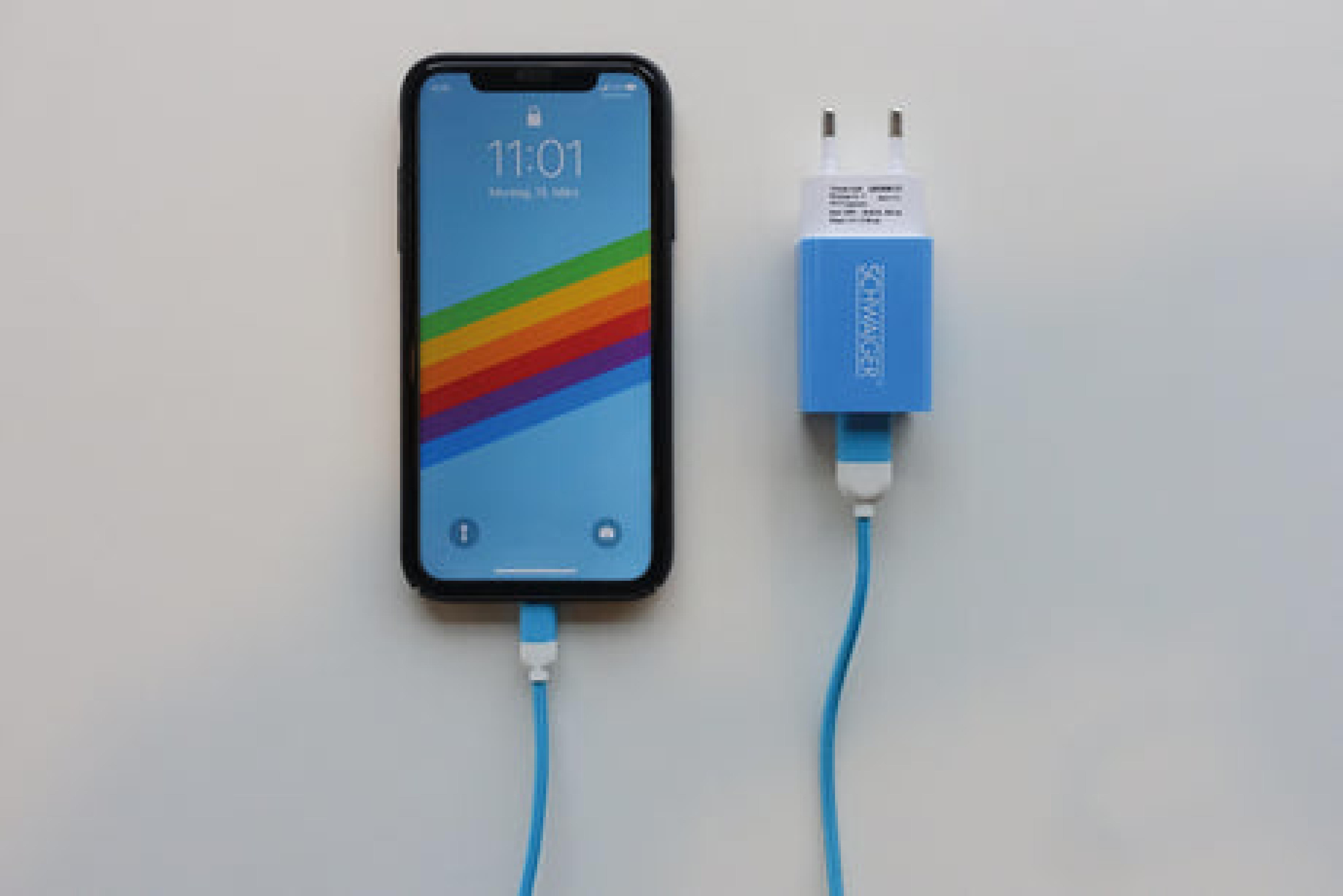 Schwaiger Ladegeraet Schutzsystem USB 2.0 A 230V Tuerkis Blau