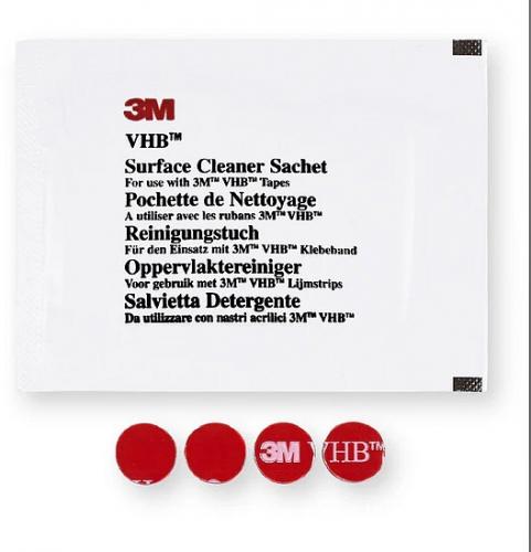 3M VHB Reinigungstuch und rote Markenlogos zur Oberflächenreinigung vor der Nutzung von Klebebändern
