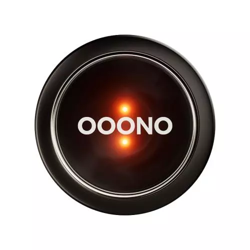 Nahaufnahme des runden OOONO Verkehrsalarmgeräts mit leuchtender LED-Anzeige